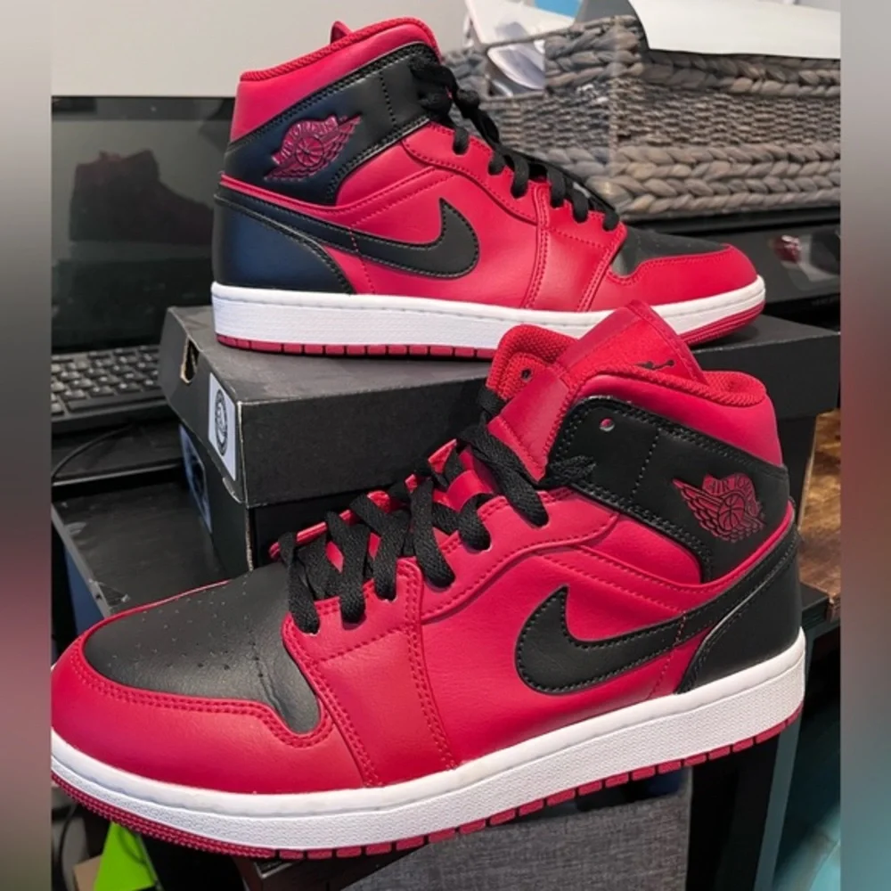 Air Jordan 1 Mid Gym Red Black White Men's Size 9